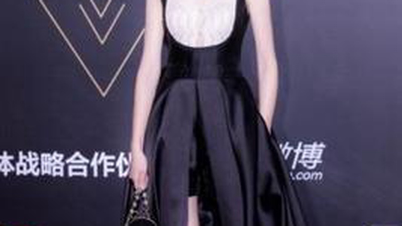 唐嫣飞天奖红毯黑色不规则长裙翻车网友炮轰造型团队审美掉线