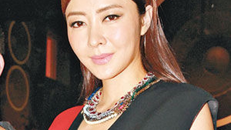 熊黛林全家庆双胞胎女儿八岁生日，温馨合照曝光幸福美满