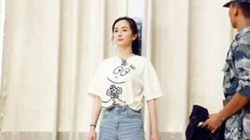 微博之夜杨幂杨紫后台热聊破壁互动，顶流女星同框引八亿围观